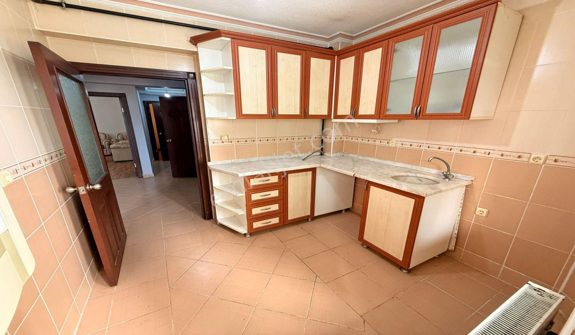 Ufuktepe Cadde Yakını 3+1 Balkonlu Taşınmaya Hazır - Görsel 3