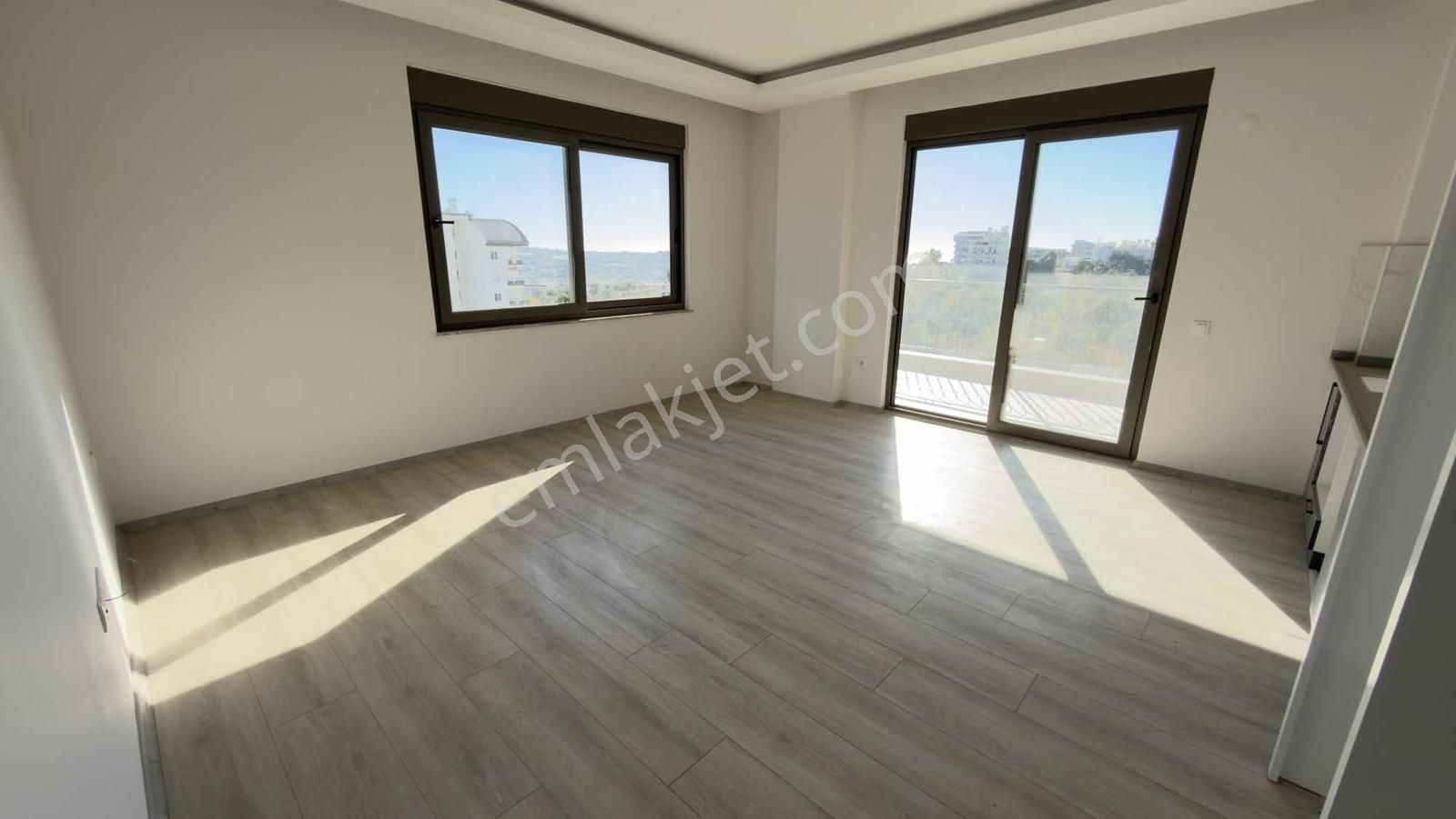 Çıplaklı Mahallesinde Satılık Cadde Üzeri Geniş Kullanışlı Daire