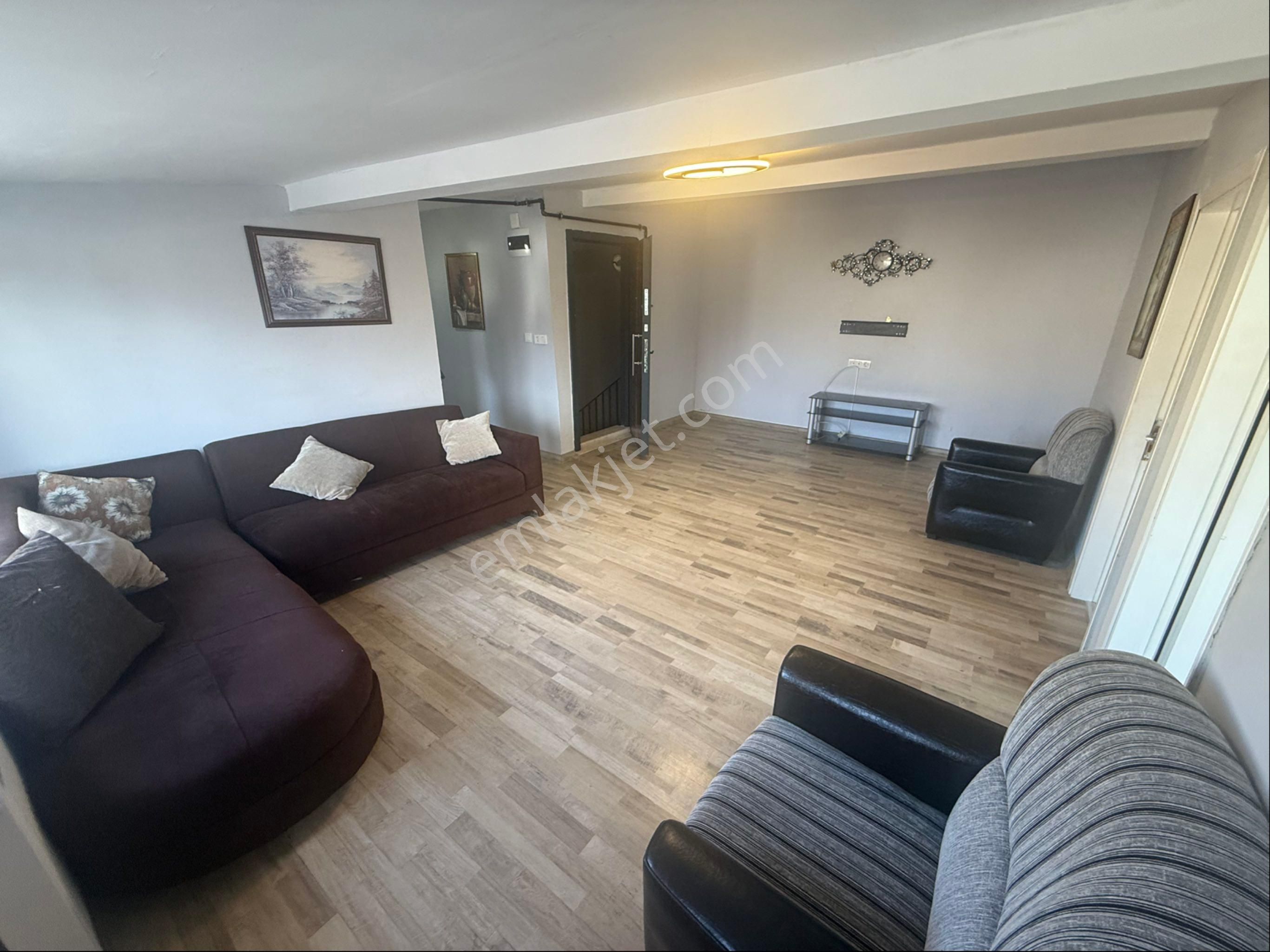 Sultançiftliği Mahallesi 2+1 100 M2 4. Kat Tramvaya Yakın Temiz Kiralık Daire