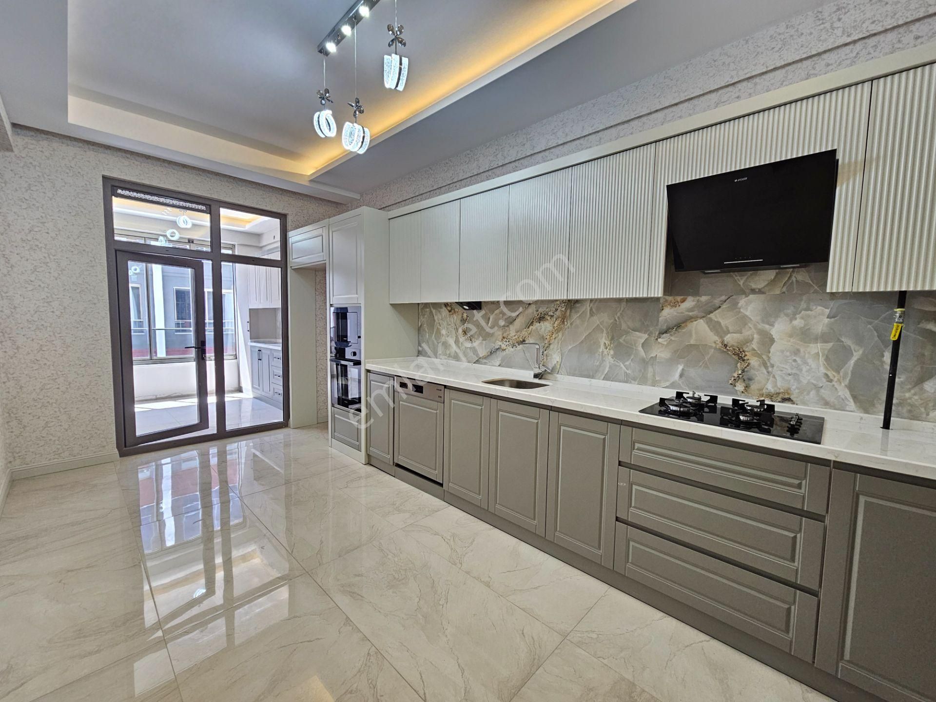 Beyhekim Mah.tramvay Hattına Yürüme Mesafsinde İşyapar Gayrimenkulden Site İçi Lüks Geniş 4+1 Daire