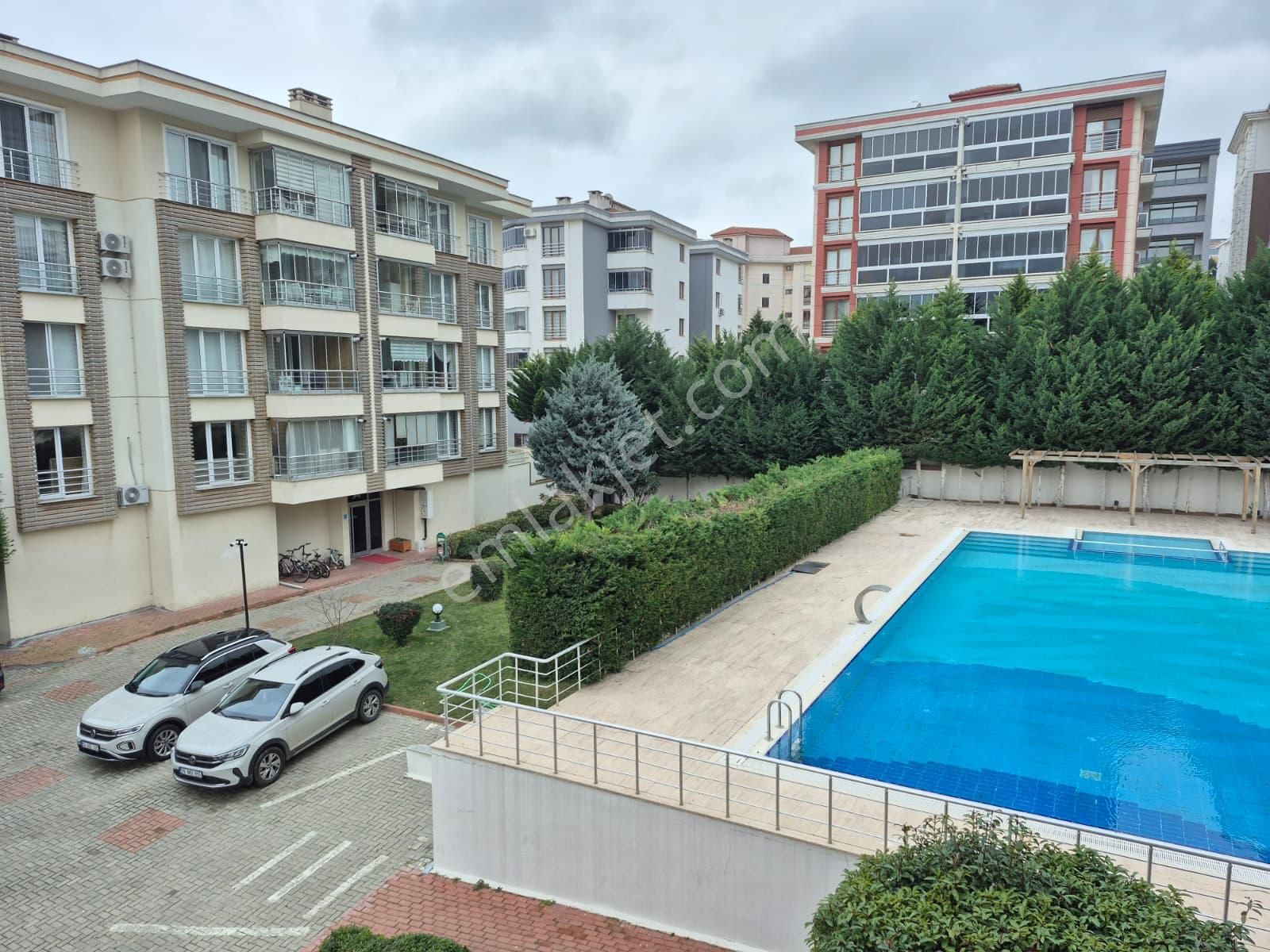 Delux'den Hürriyet Mah.'de Havuz Manzaralı Satılık 2+1 Daire