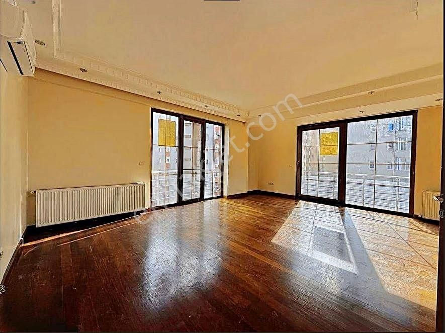 Kozyatağı Kapalı Otoparklı Katta Tek 145 M2 Net Kombili 4+1 Daire