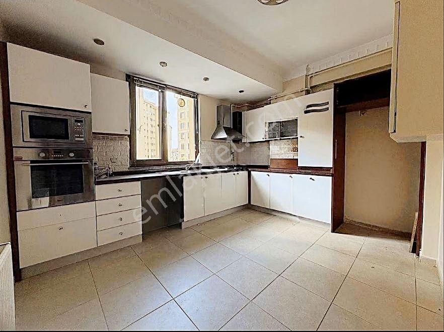 Kozyatağı Kapalı Otoparklı Katta Tek 145 M2 Net Kombili 4+1 Daire - Görsel 3