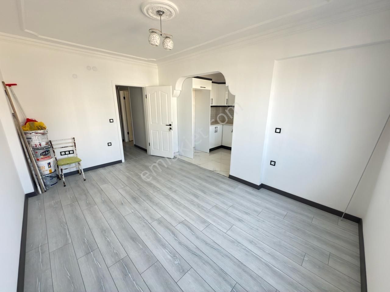 Didim Efeler Mah. Merkezi Konum Ara Kat Geniş Balkonlu 2+1 Daire - Görsel 5