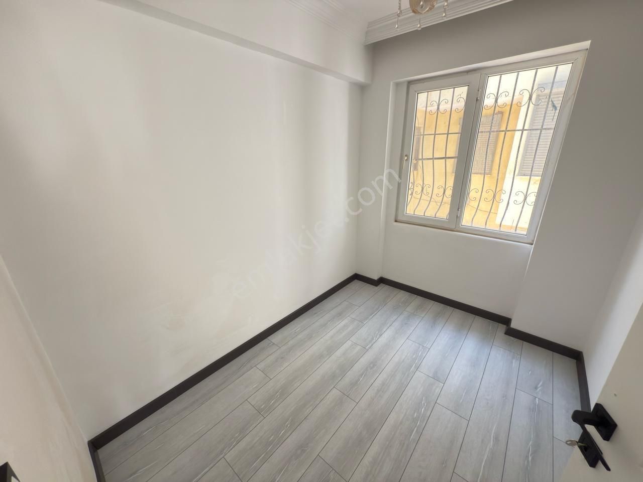 Didim Efeler Mah. Merkezi Konum Ara Kat Geniş Balkonlu 2+1 Daire - Görsel 12