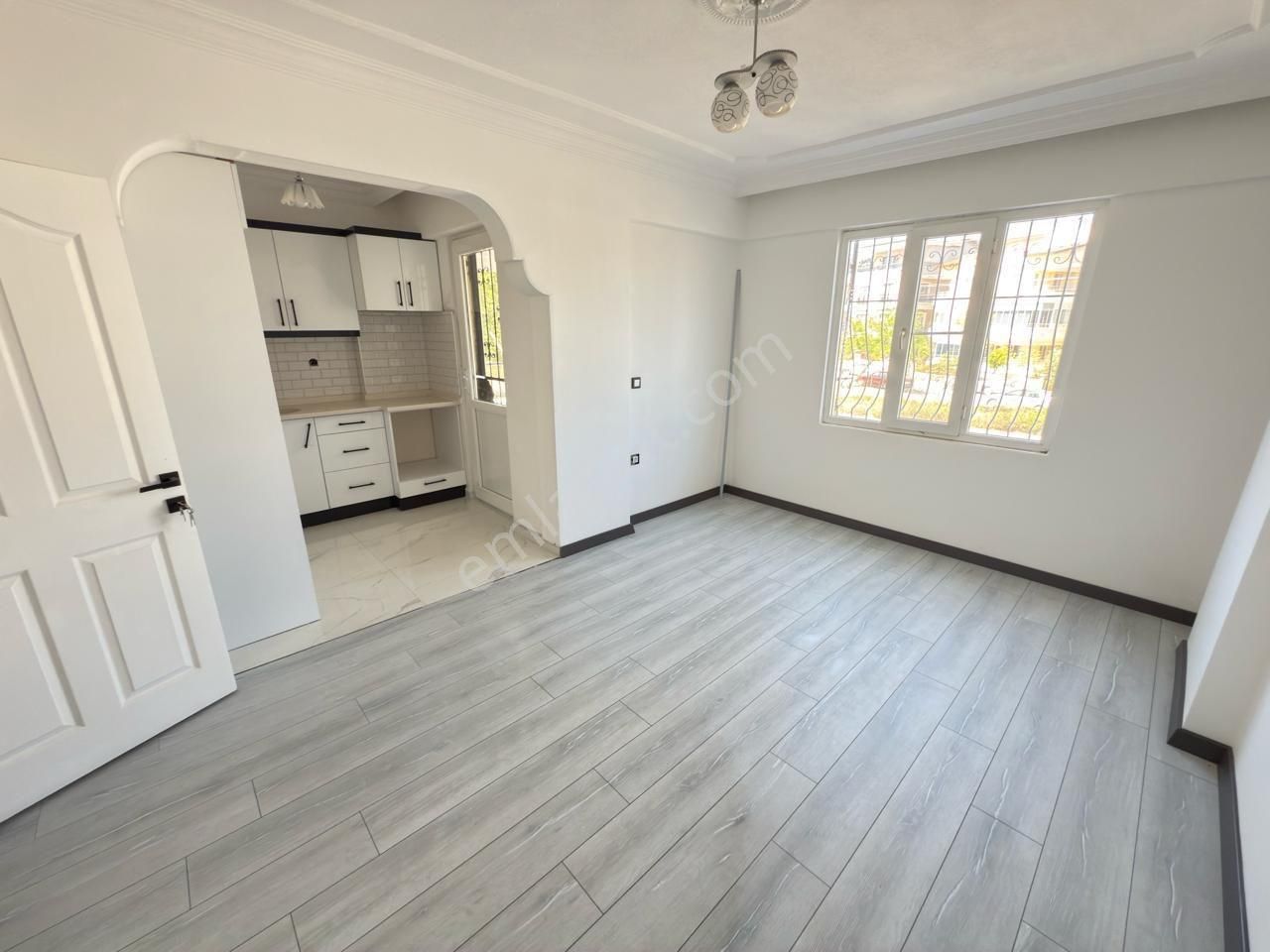 Didim Efeler Mah. Merkezi Konum Ara Kat Geniş Balkonlu 2+1 Daire - Görsel 6