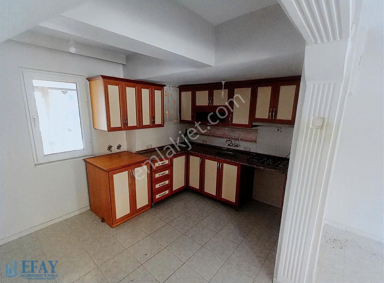 Dikili Bankacılar Sitesinde Köşe Parsel Bahçeli Villa - Görsel 4