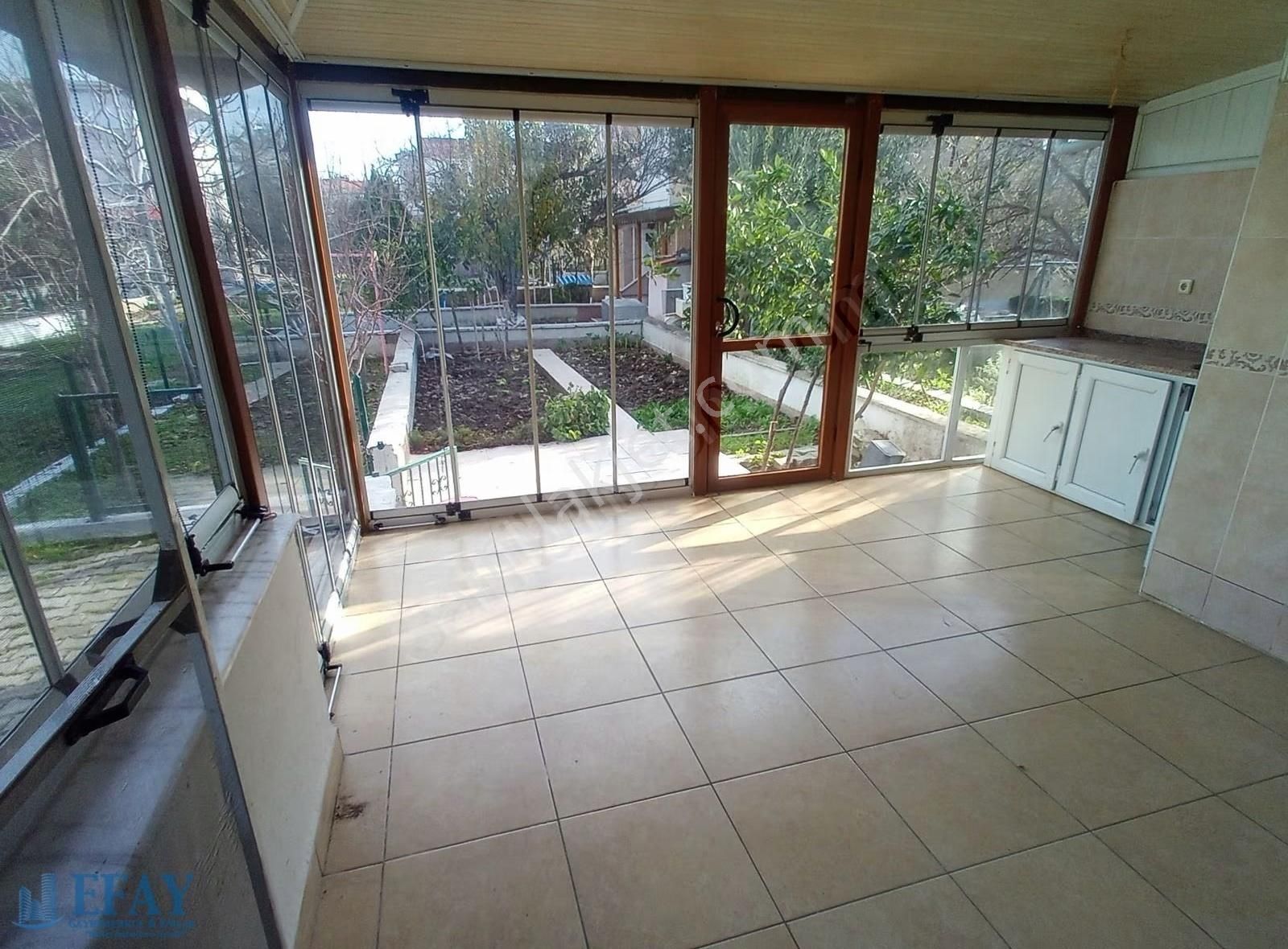 Dikili Bankacılar Sitesinde Köşe Parsel Bahçeli Villa - Görsel 3