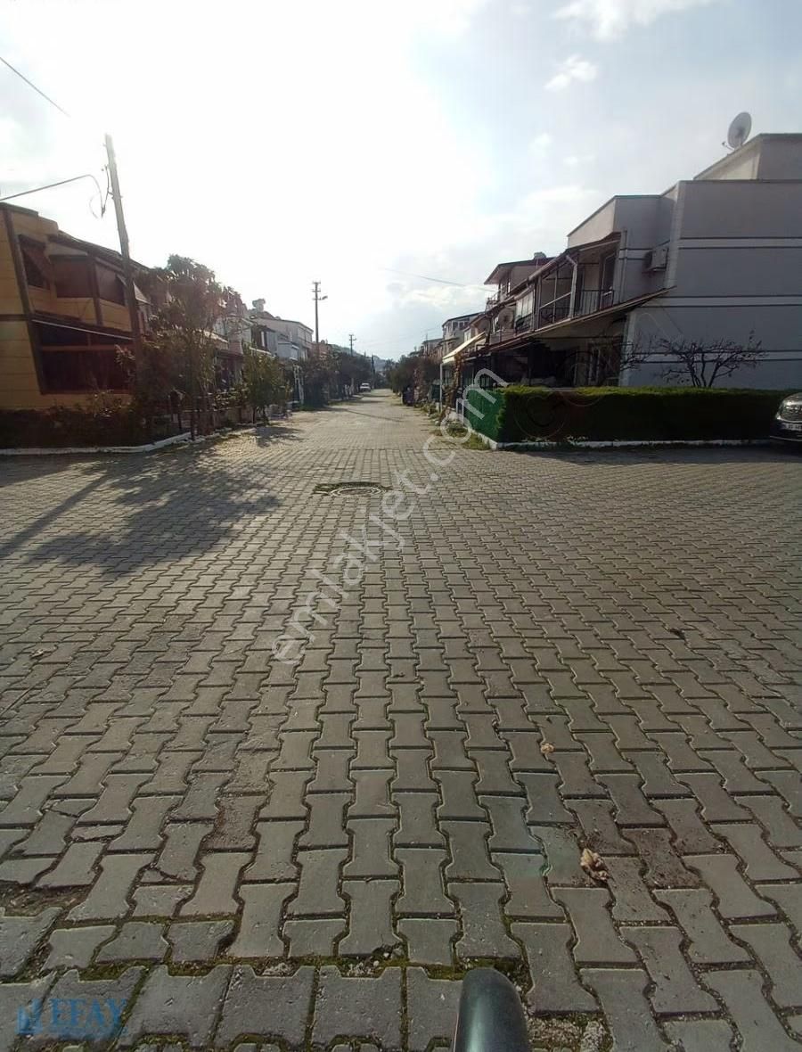 Dikili Bankacılar Sitesinde Köşe Parsel Bahçeli Villa - Görsel 2