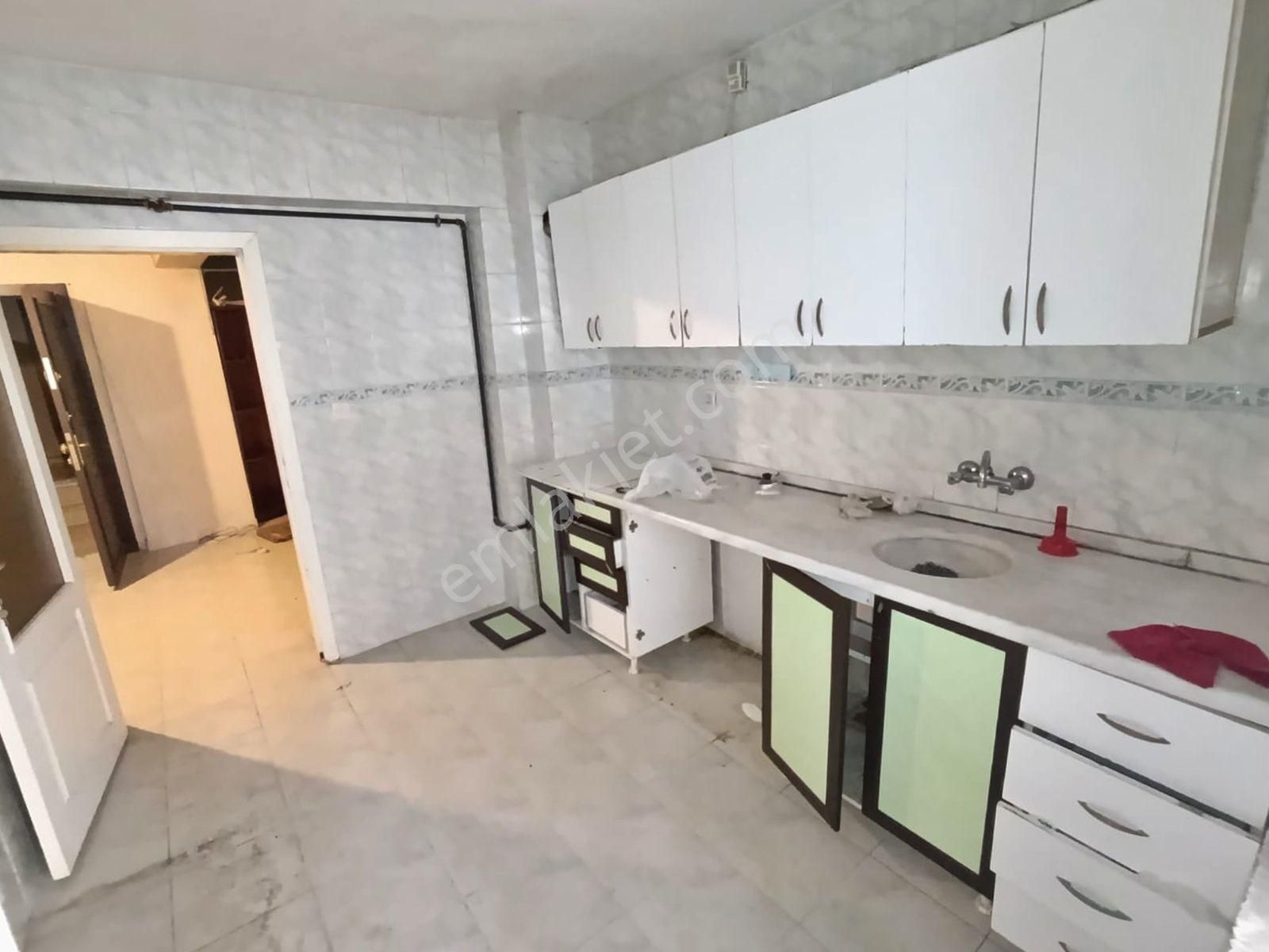 Çokk Acill! Caddeye 2 Bina Önü Komple Açık Kilerli Uygun Fiyatlı