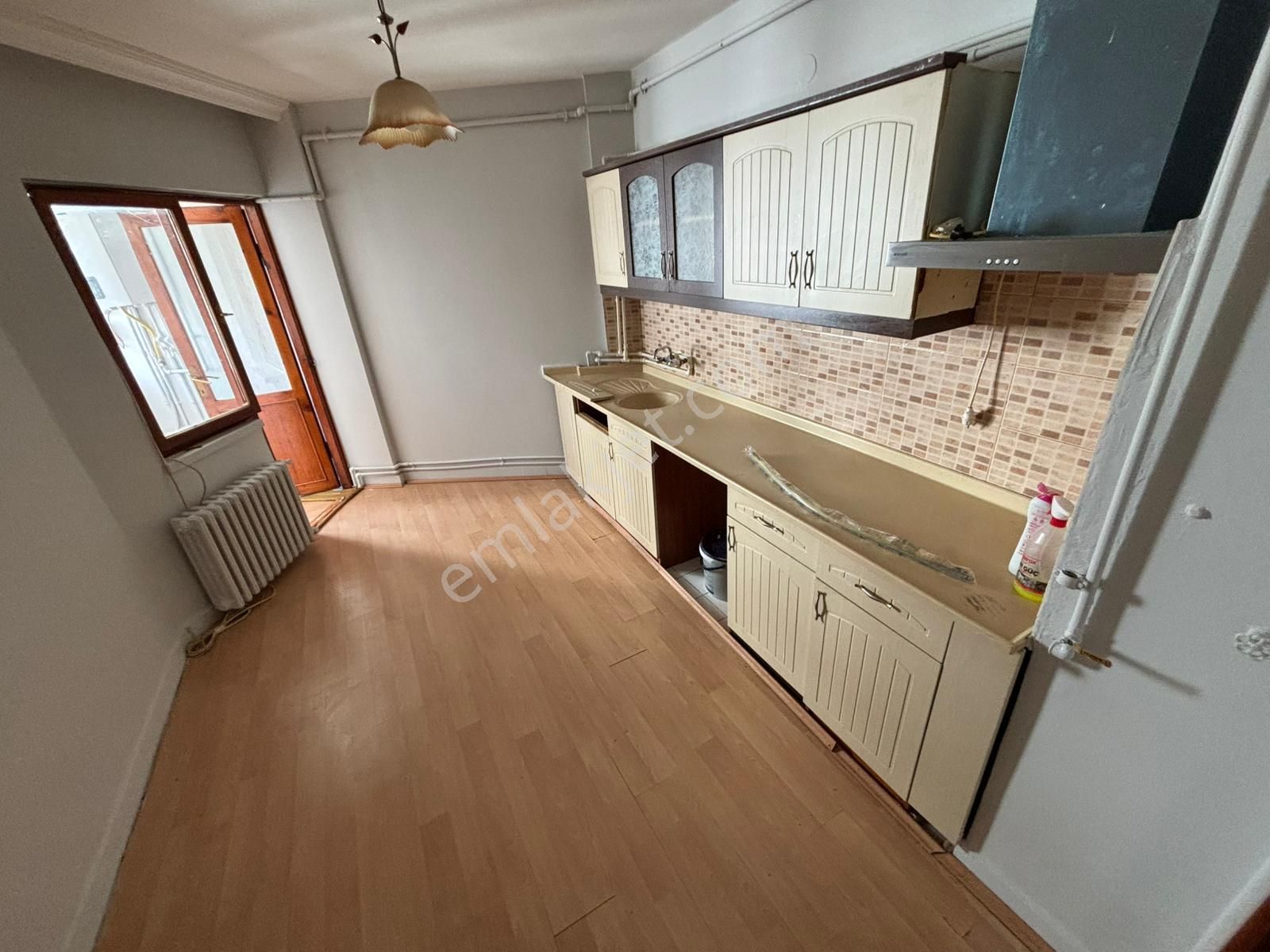 Aşağı Eğlence'de Merkezi Konumda Katta 3+1 Daire!