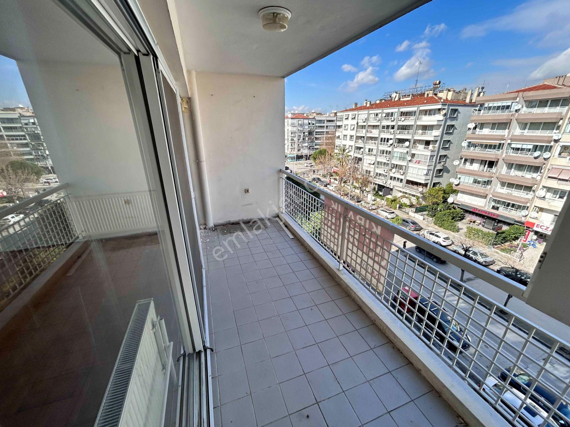 Karşıyaka Merkezde Asansörlü Arakat Çift Banyolu Kiralık Daire - Görsel 9