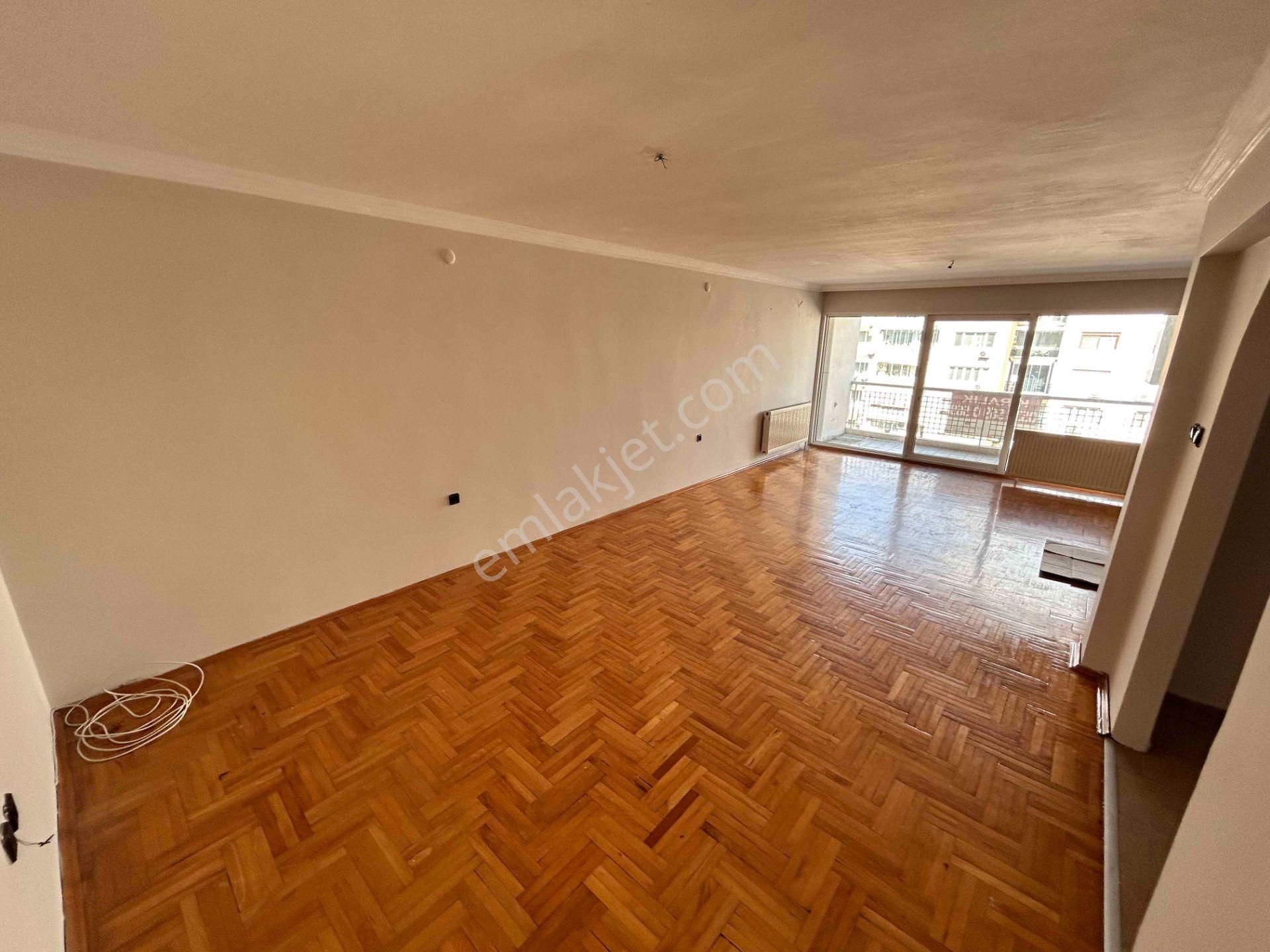 Karşıyaka Merkezde Asansörlü Arakat Çift Banyolu Kiralık Daire - Görsel 3
