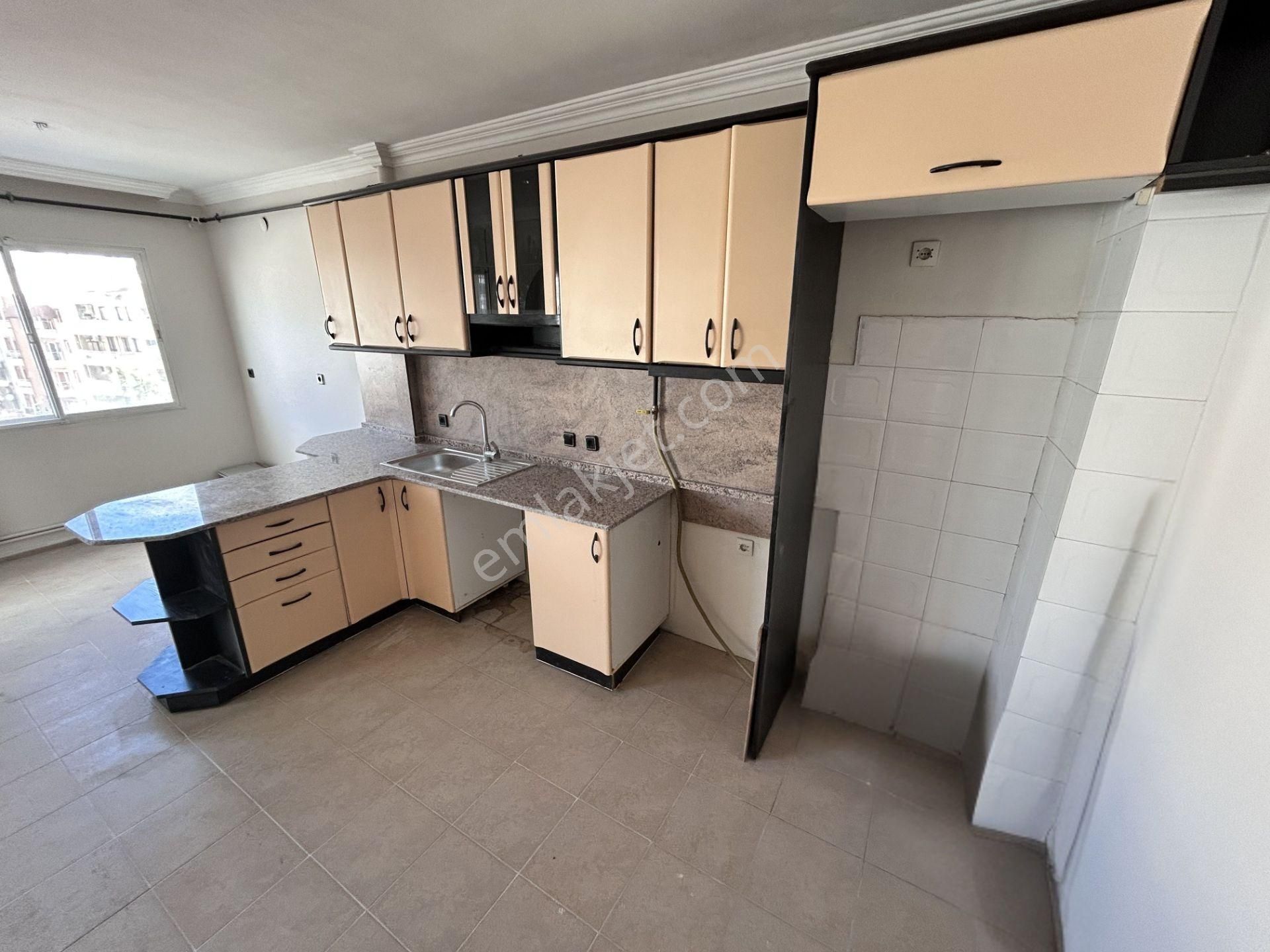 Karşıyaka Merkezde Asansörlü Arakat Çift Banyolu Kiralık Daire - Görsel 8