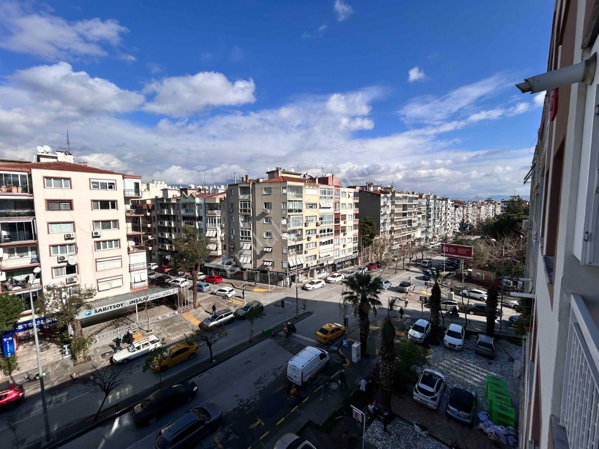 Karşıyaka Merkezde Asansörlü Arakat Çift Banyolu Kiralık Daire - Görsel 12
