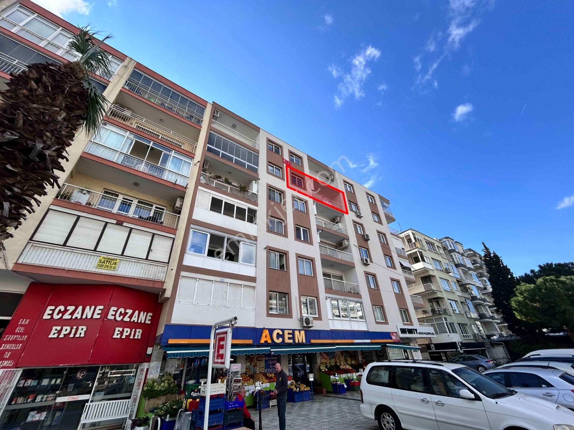 Karşıyaka Merkezde Asansörlü Arakat Çift Banyolu Kiralık Daire