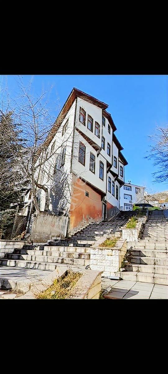 Küre/ İlçemizde Merkezde Müstakil 3.katli Konak+ 2.ayri Dükkân - Görsel 2