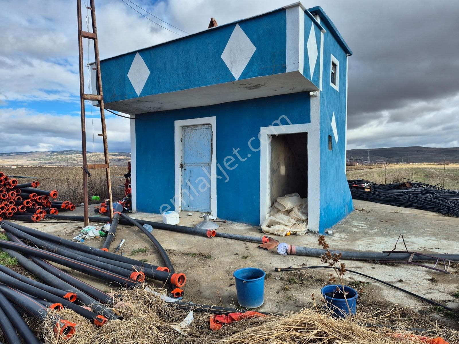 İlbey // Şuhut Merkez Avdan Mevkiinde 41089 M² Çift Kuyulu Tarla - Görsel 2