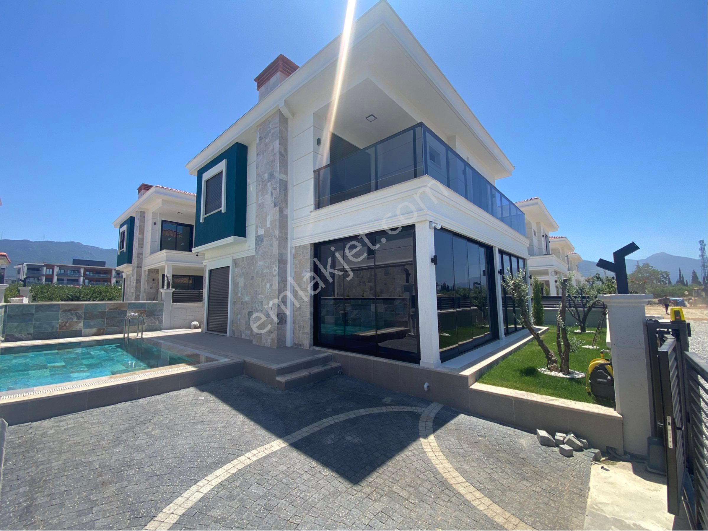 Kuşadası Davutlar'da Özel Havuzlu Müstakil Sıfır Villa