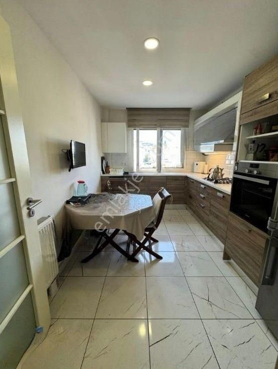 Şenesenevler'de İyi Lokasyonda İskanlı Satılık 3+1 Daire