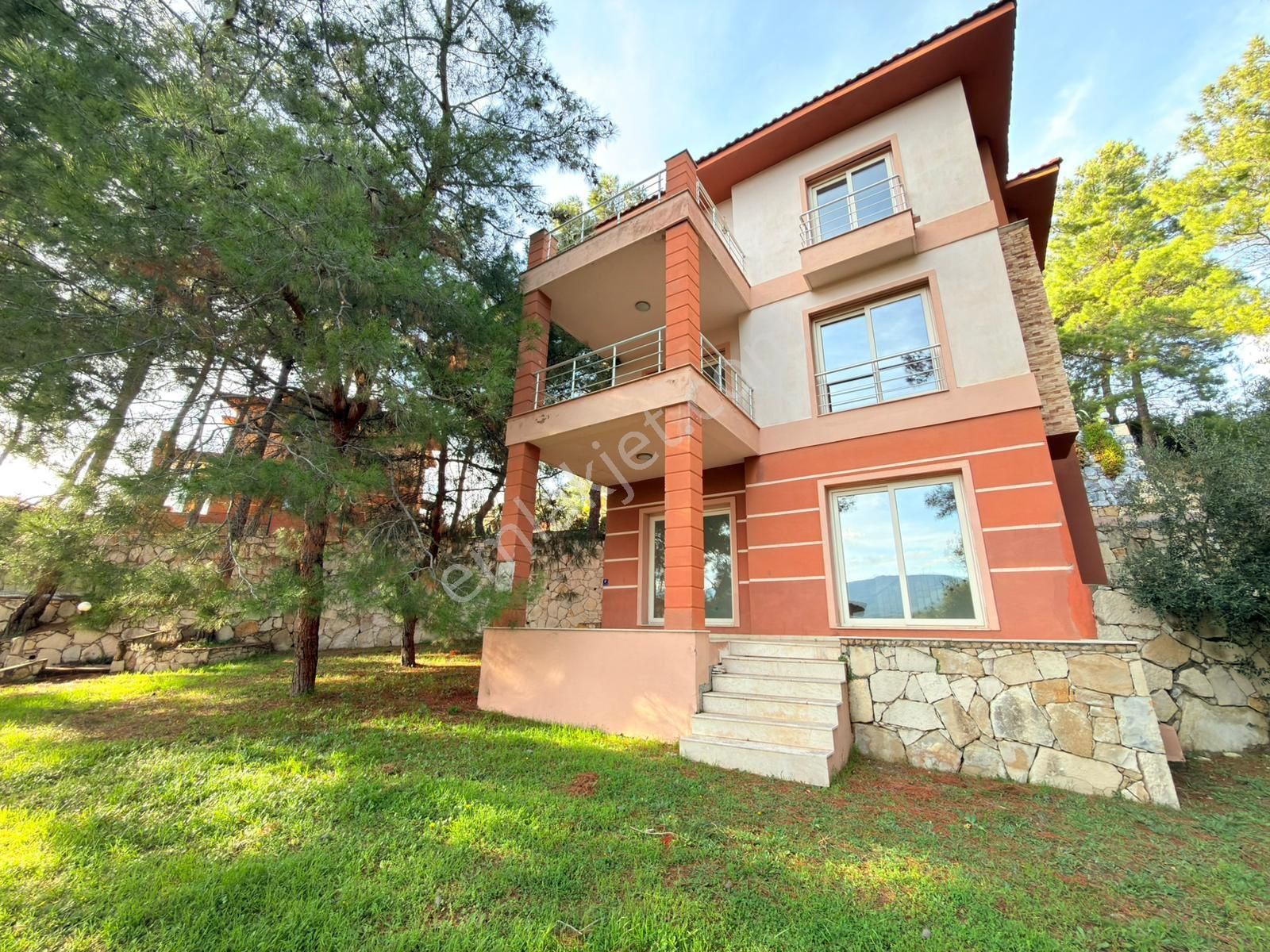 Kuşadası Soğucak’ta Kelepir 4 + 2 Büyük Bahçeli Villa - Görsel 2
