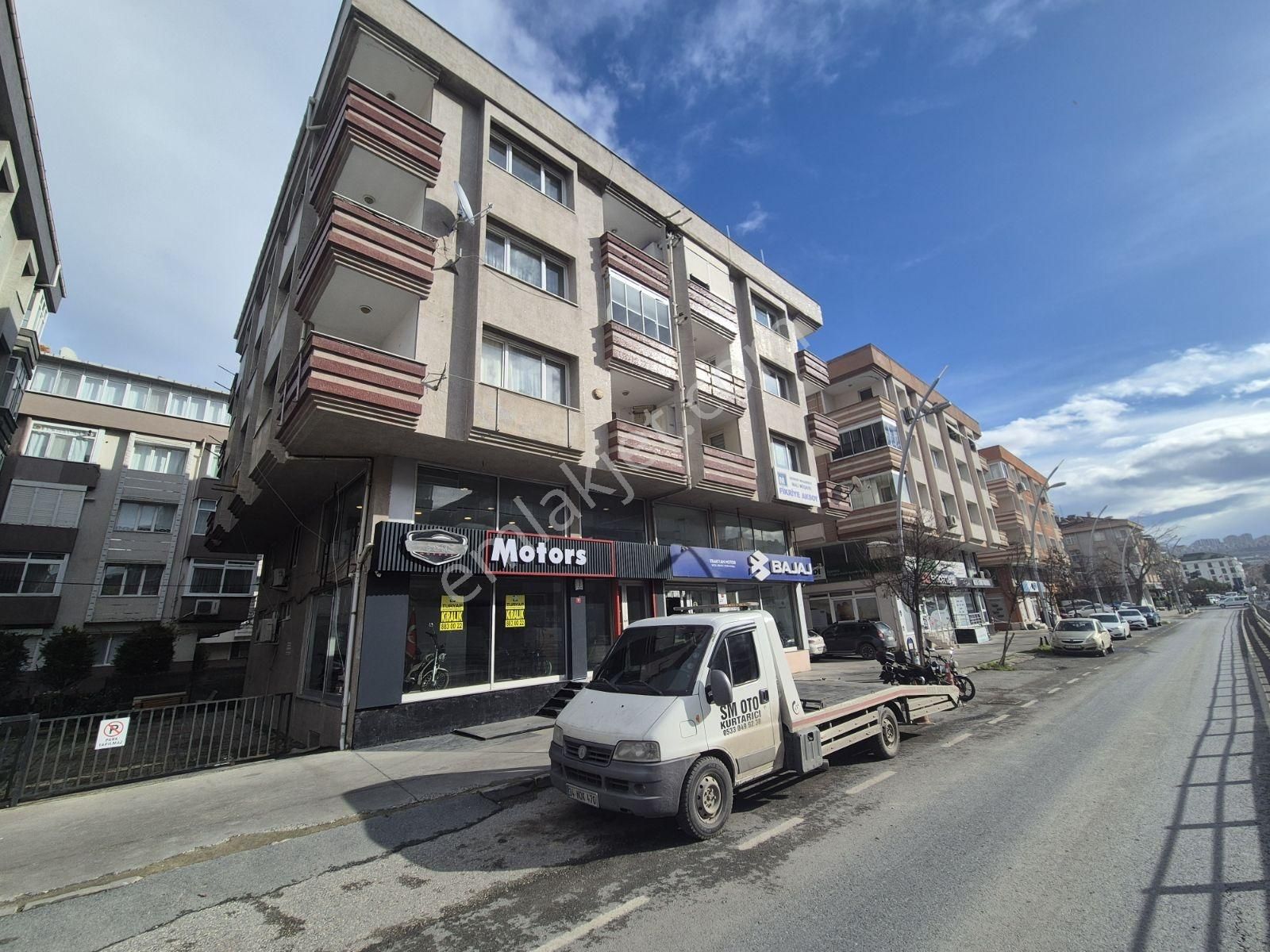 Büyükçekmece Cengiz Topel Caddesinde Asma Katlı 150m2 Dükkan