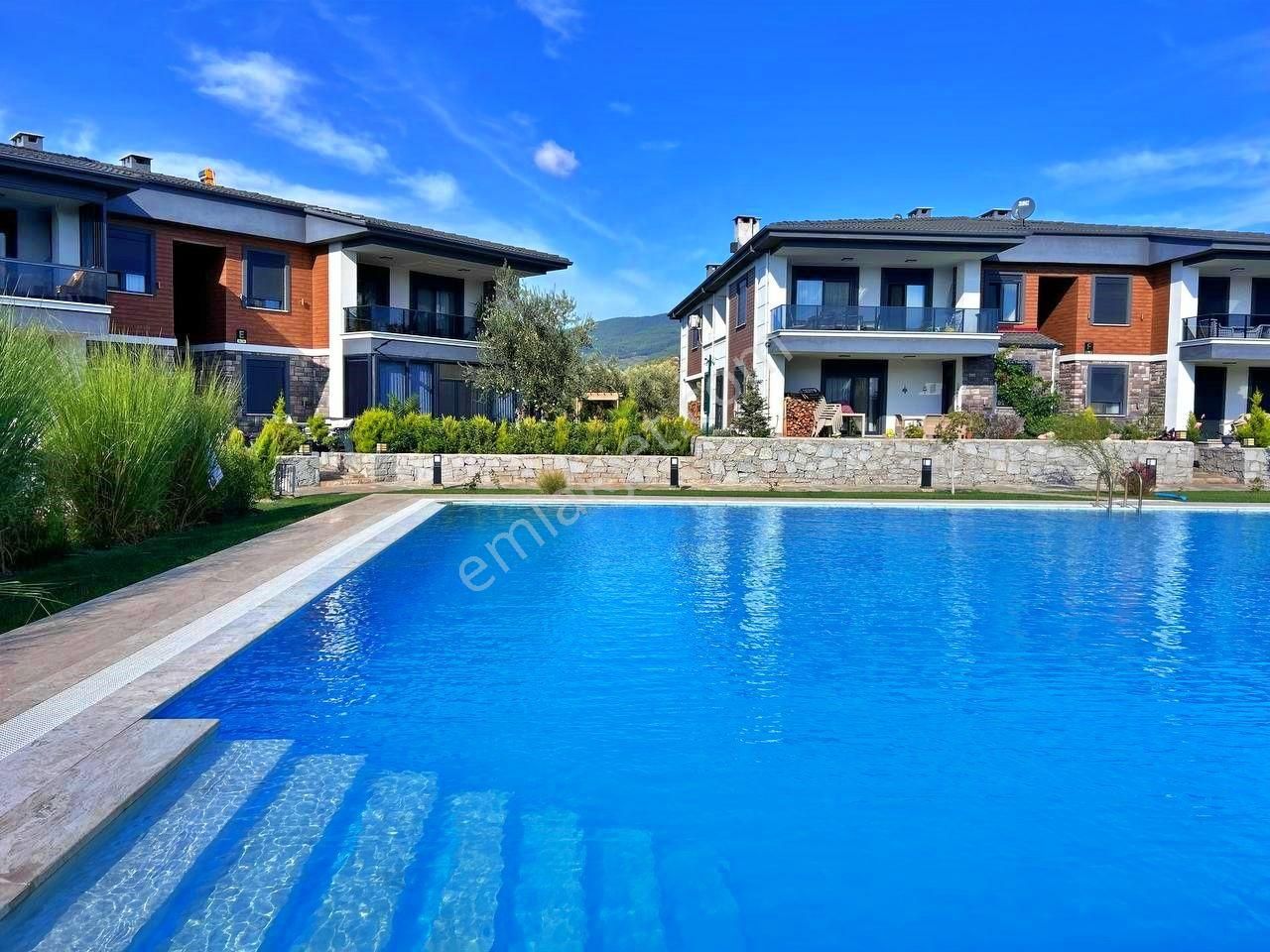 Uytundan Güre'de Denize Yakın Havuzlu Lüks Sitede Bahçeli 2+1