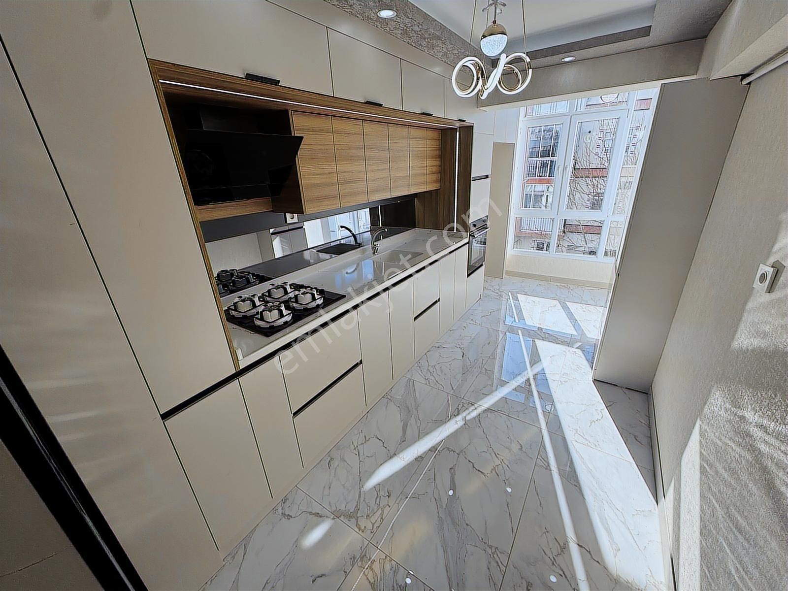 Ulukan'dan Pınarbaşı Mah'de Eminevime Uygun Ultra Lüks 3+1 Daire - Görsel 2