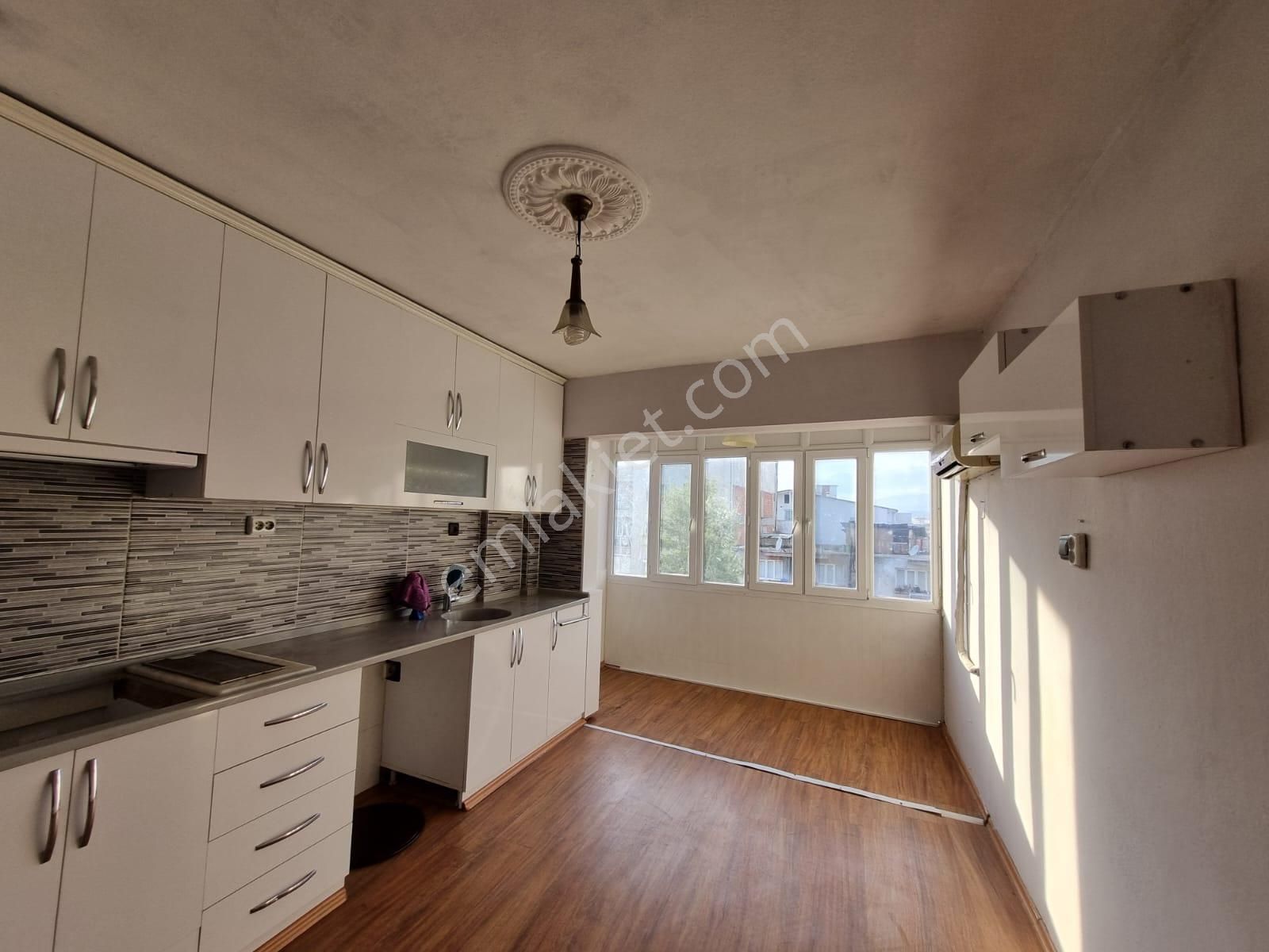 Cumhuriyet Mahallesi Hürriyet Caddesi Üzerinde Satılık 3+1 Daire - Görsel 2