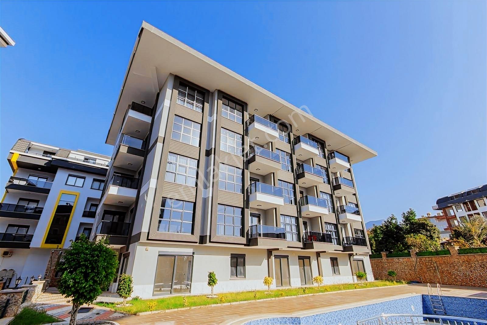 Satılık Ayrı Mutfaklı 6+1 Daire Alanya Oba Site İçerisinde