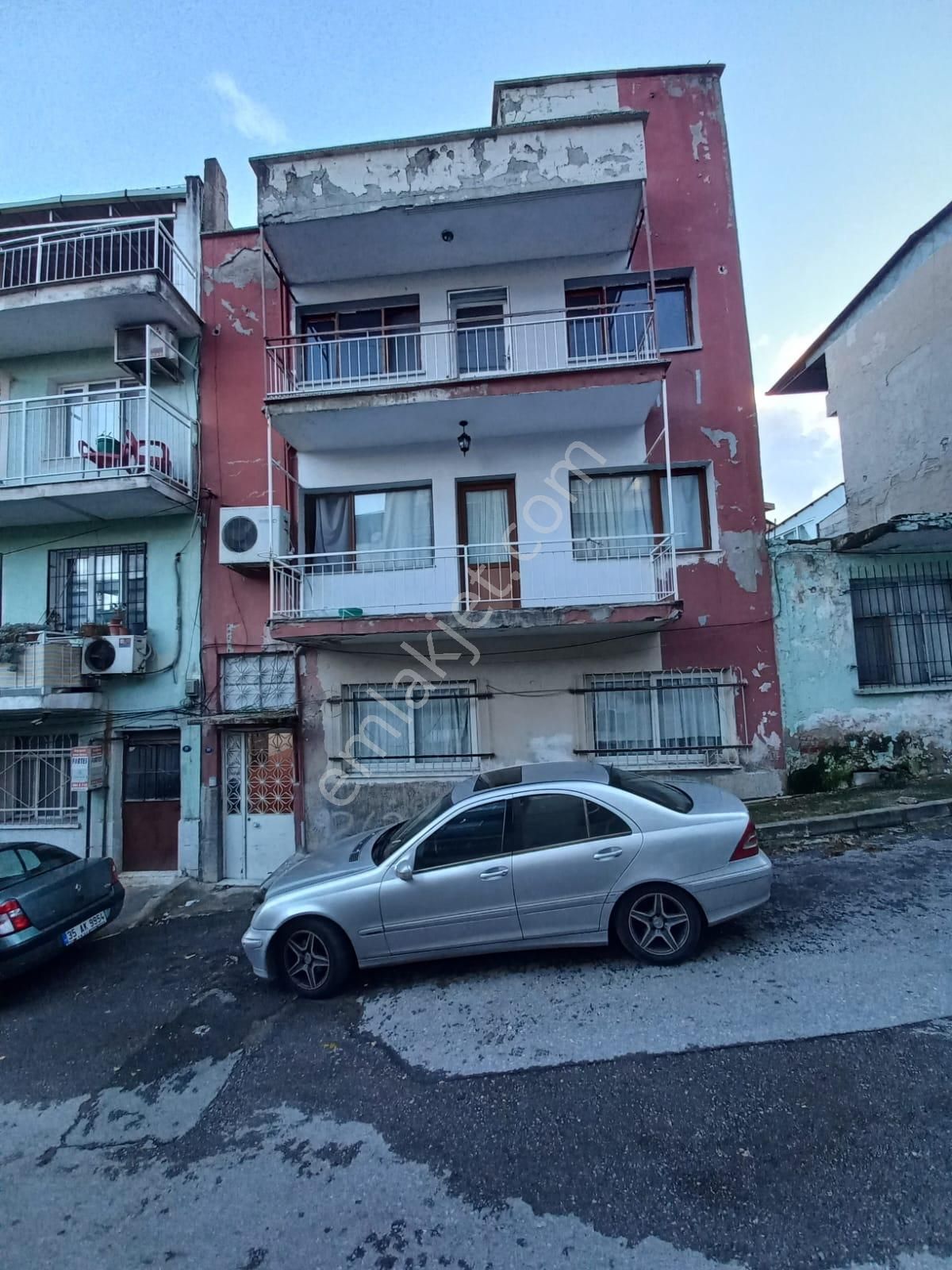 Turpa Güven'den Karabağlar Uğur Mumcu Mahallesinde 2+1 Kiralık Daire