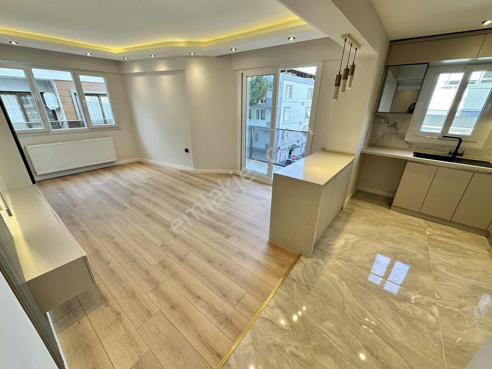 Balçova Çınar Sokak'ta 3+1 110 M2 Ultra Lüx Daire