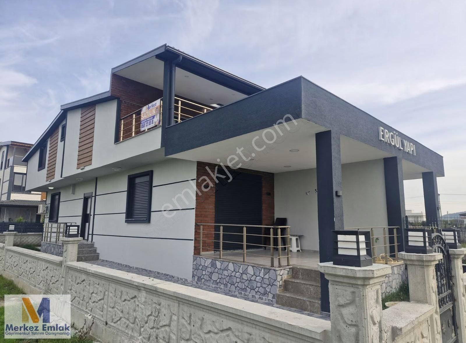 Merkez'den 3+1 Üç Cephesi Bahçeli Satılık Villa