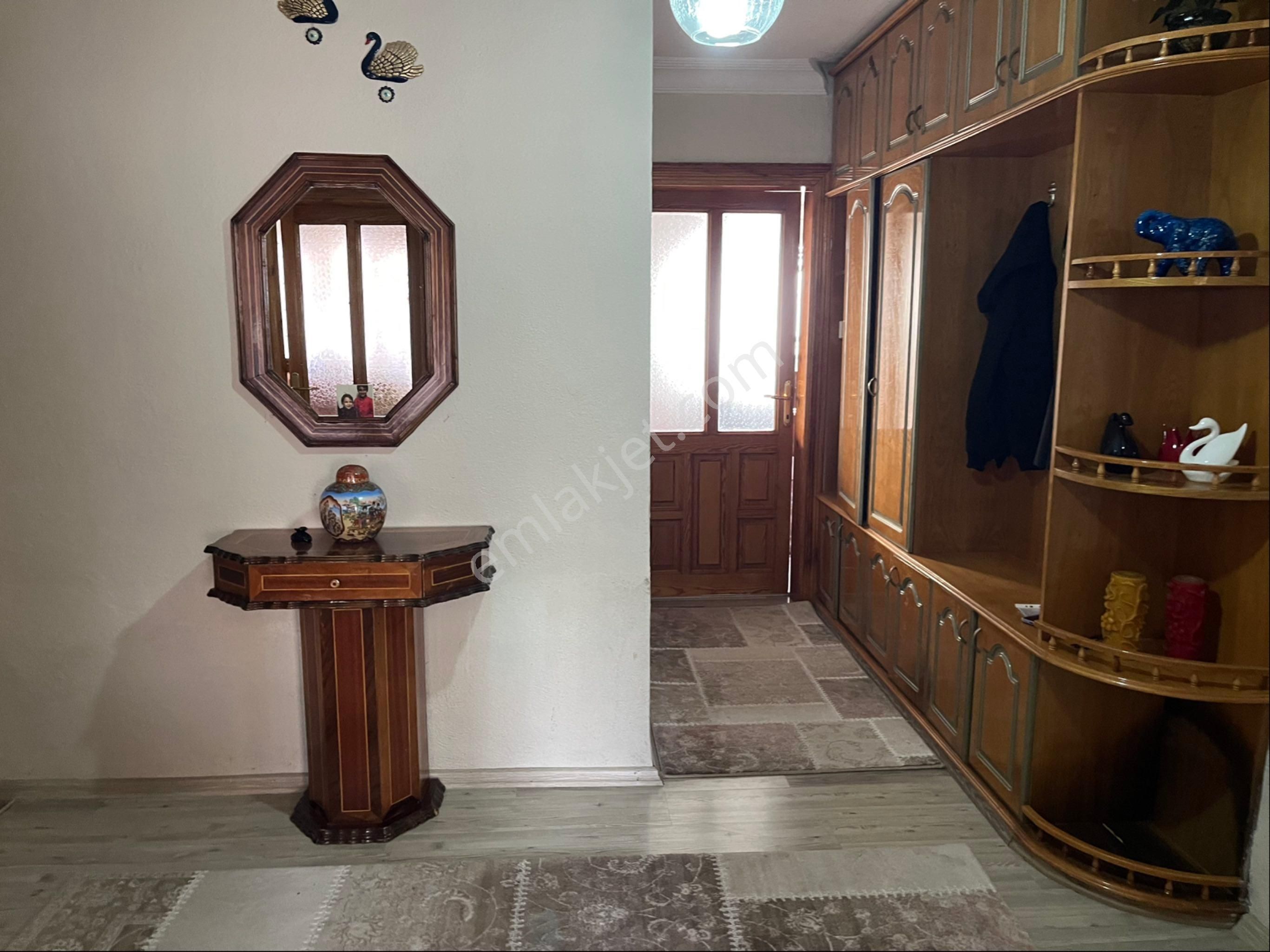 Cadde Üzerinde 3+140 M2 Geniş Daire Merkezde