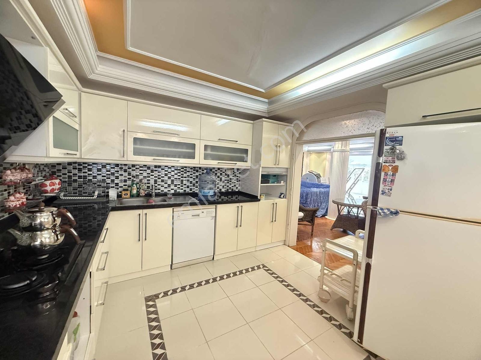 Emsalsiz Bir Yaşam: Denize Sıfır 7+1 Müstakil Villa - Görsel 12