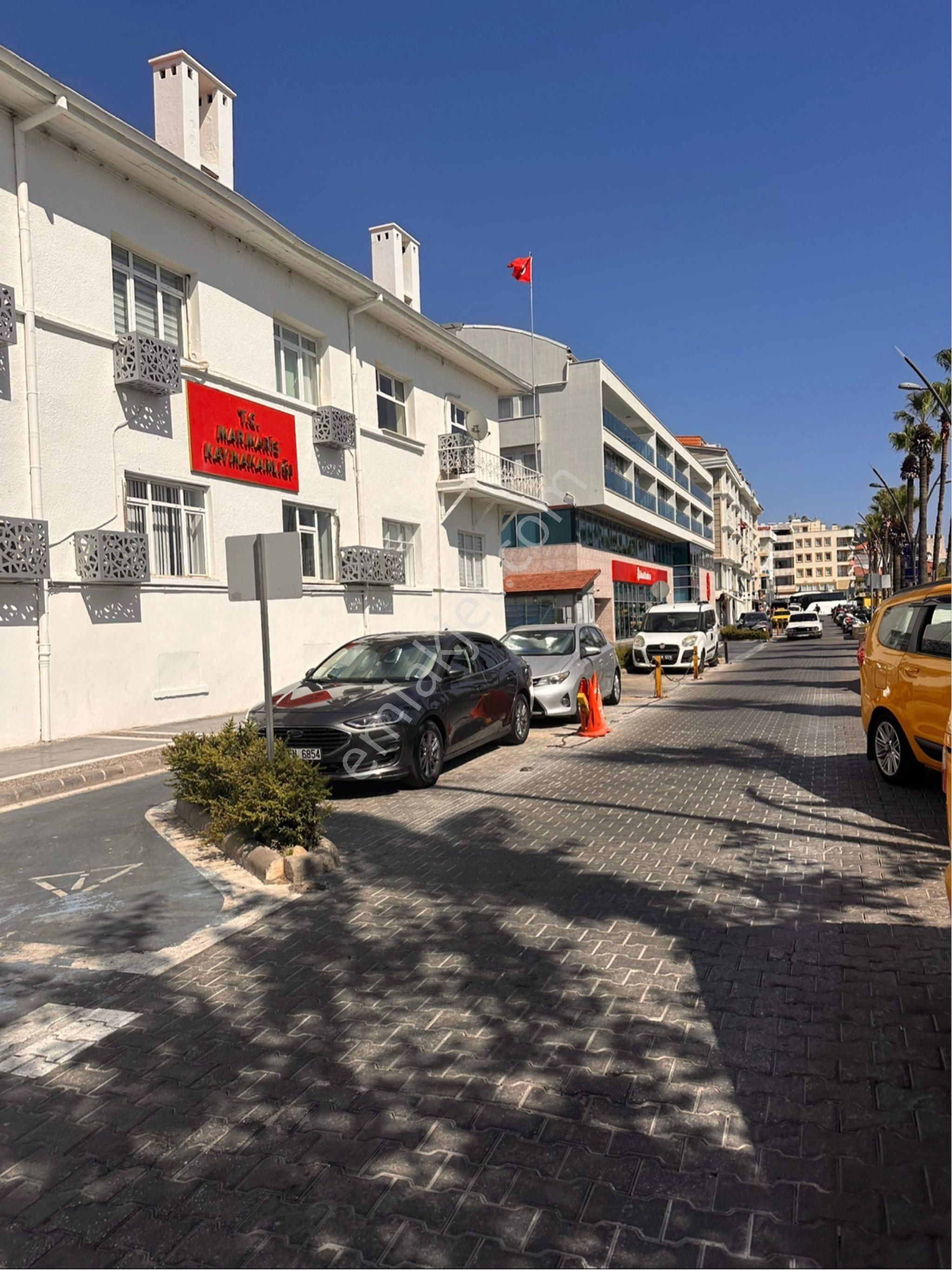 Marmaris Merkez’de Satılık Emsalsiz Deniz’e 50m Dükkan