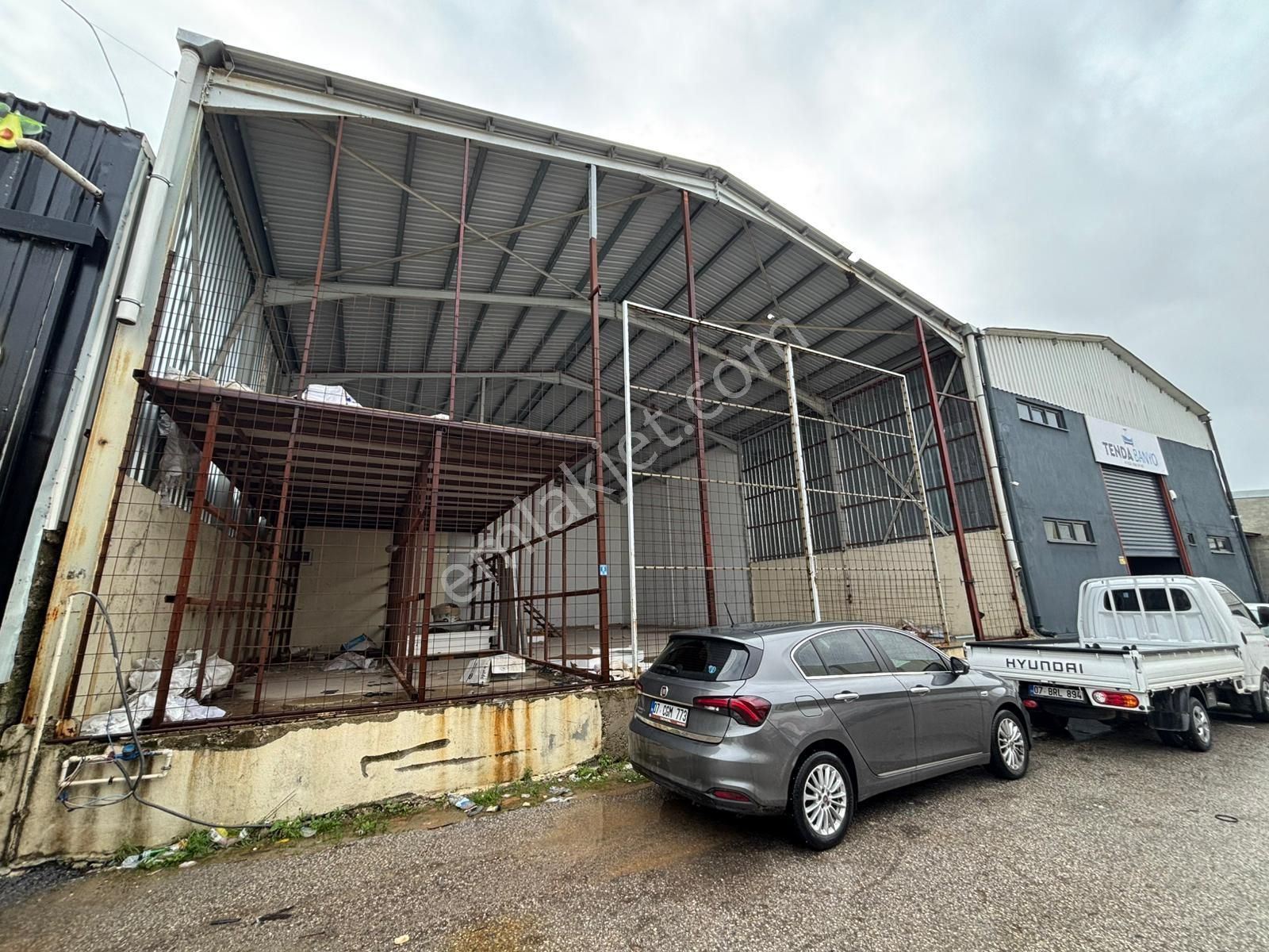 Usta Gayrimenkul'den Kiralık Sanayide 250 M2 Dükkan-depo