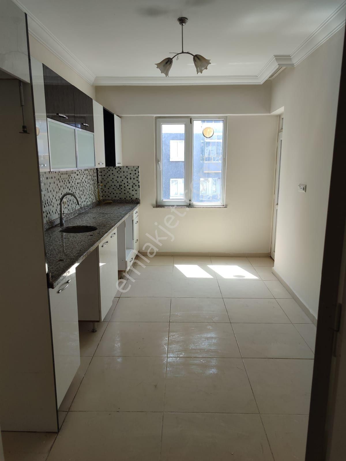 Akçe'den Merkezi Lokasyonda Bakımlı Ara Kat Fırsat Daire