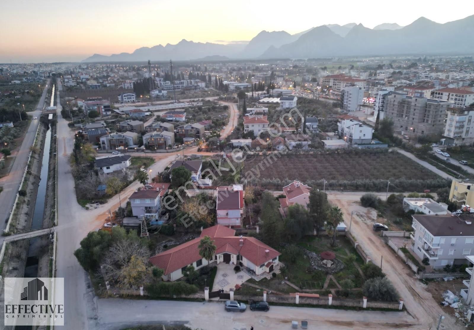 Döşemealtı 2080 M² Arsa İçinde Vintage 4+1 Mükemmel Villa