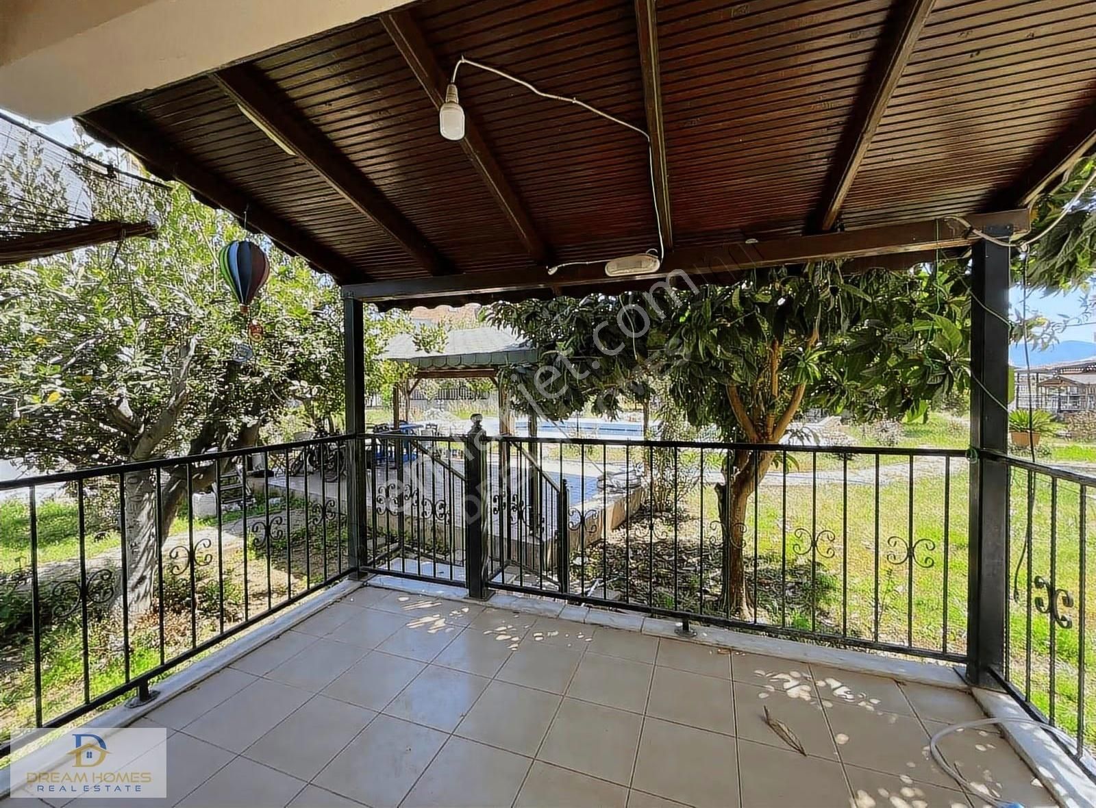 Foça Mahallesinde Havuzlu Site İçerisinde 4+1 Villa