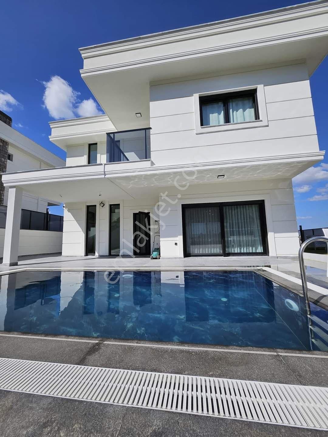 Kuşadası Davutlar Bölgesinde Ultra Lüks Doğa İle İç İçe Villa‎✨5 Oda 2 Salon