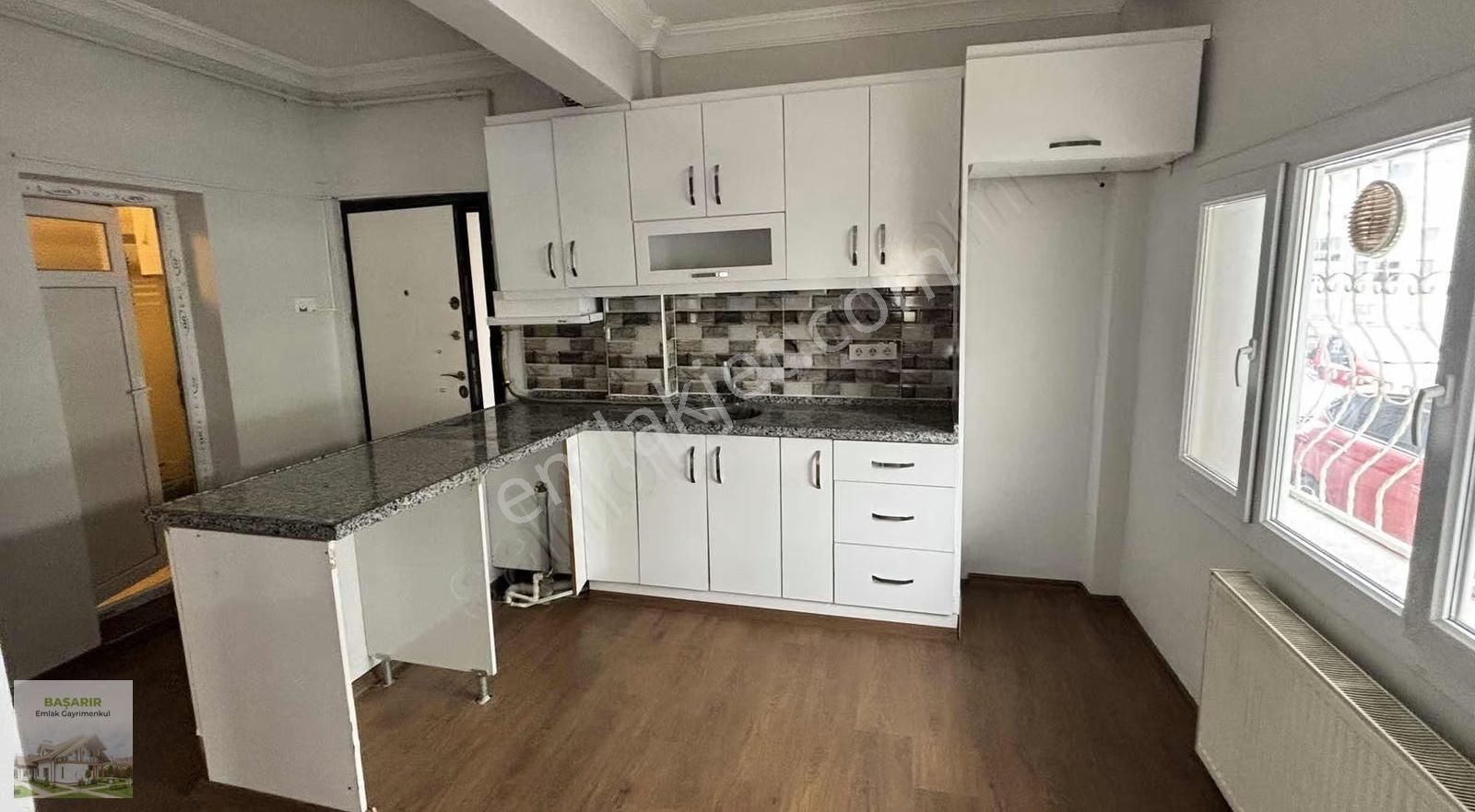 Üçyol Meydanda İçi Yapılı Doğalgazlı Köşe Metronun Dibinde