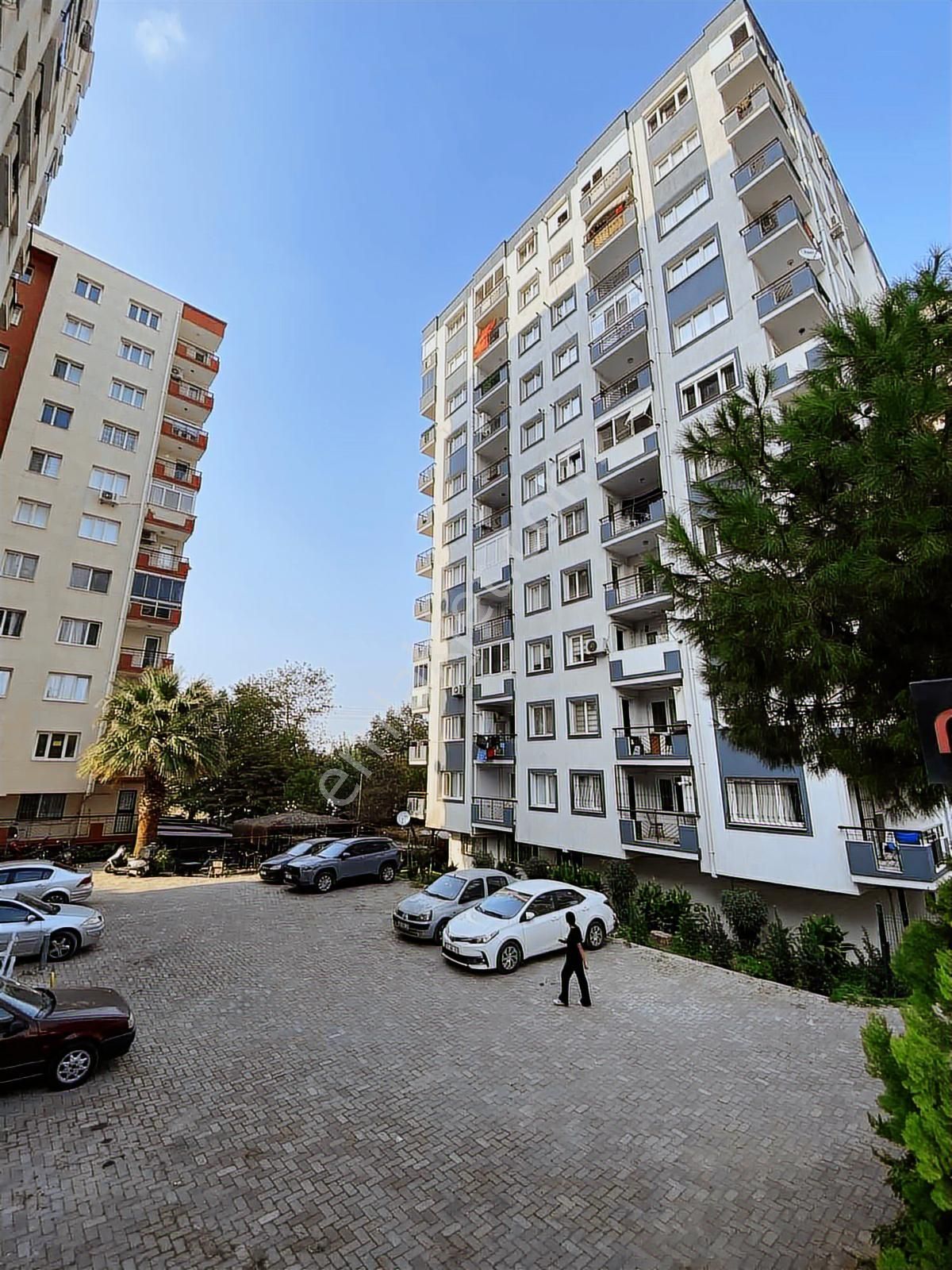 Bucada Site İçi Satılık 3+1 Arakat Asansörlü Merkezi Konumda Ev