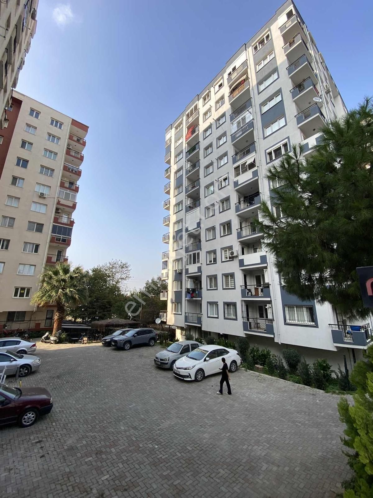 Bucada Site İçi Satılık 3+1 Arakat Asansörlü Merkezi Konumda Ev