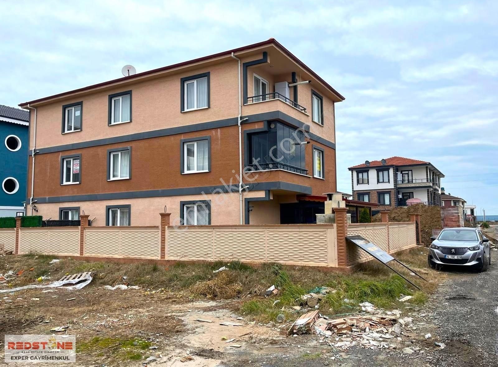 Yalı Mah Cadde Üzeri Denize 50m Arakat Kombili Sıfır 1+1 Yazlık