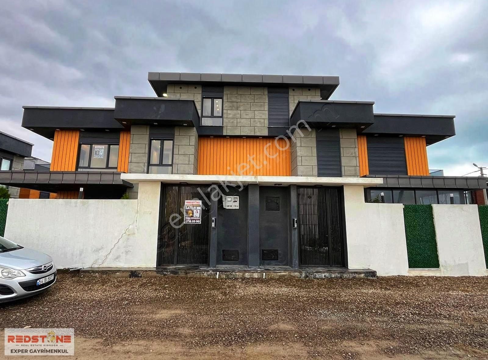 Karasu'da Deniz Manzaralı Müstakil Havuzlu 4+1 Satılık Villa