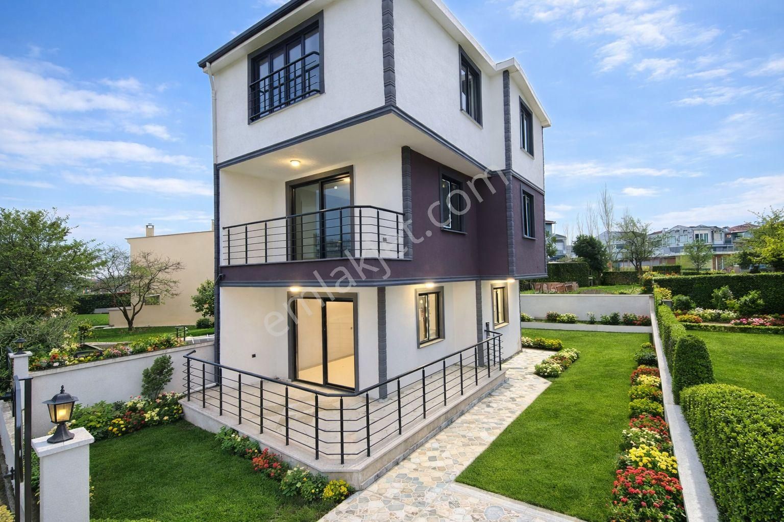 Tekirdağ Yeniçiftlik De Anayol Üzeri Büyük Ve Kullanışlı Villa