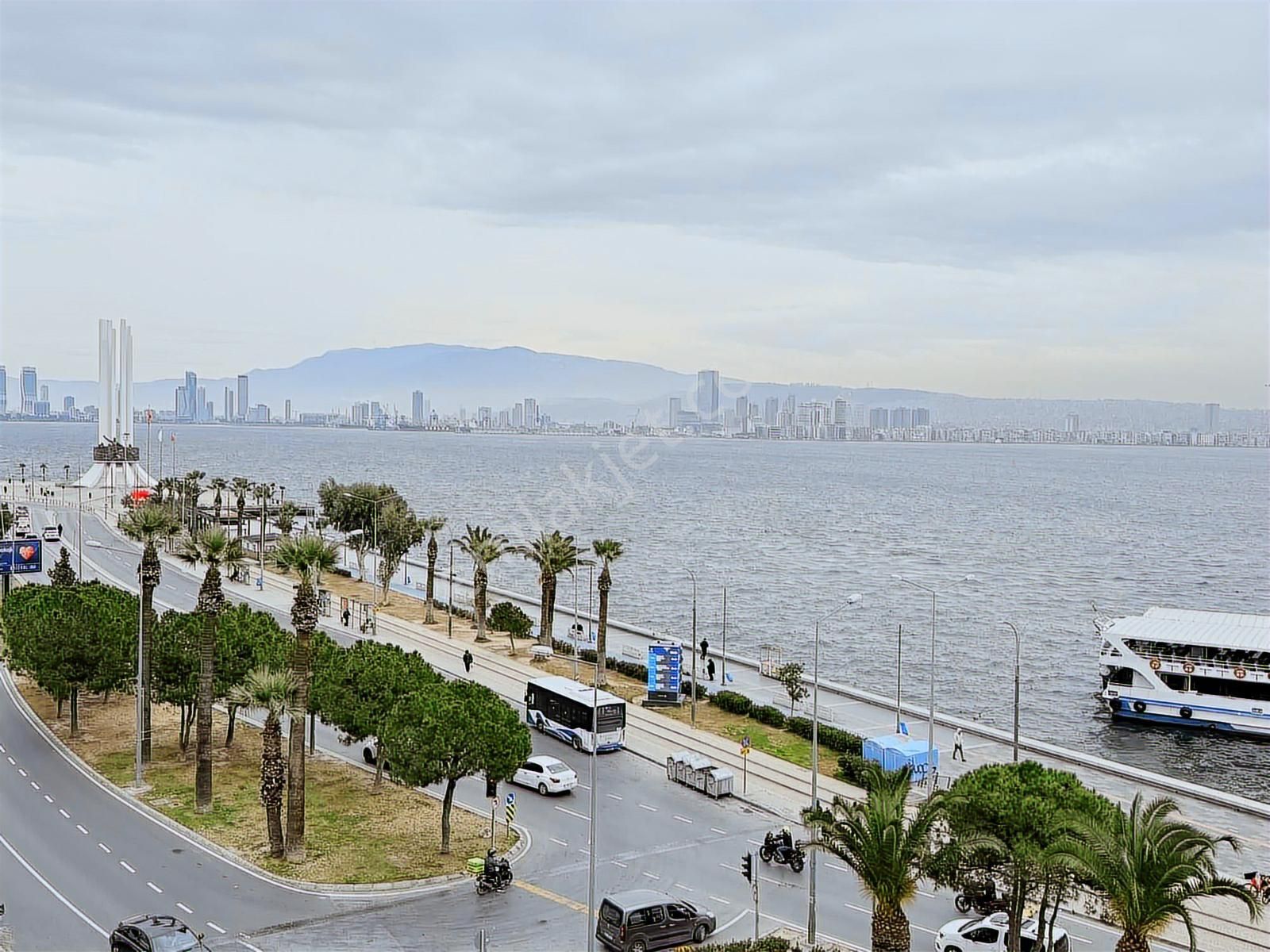 Karşıyaka İskele Karşısında Kiralık 4+1 Daire