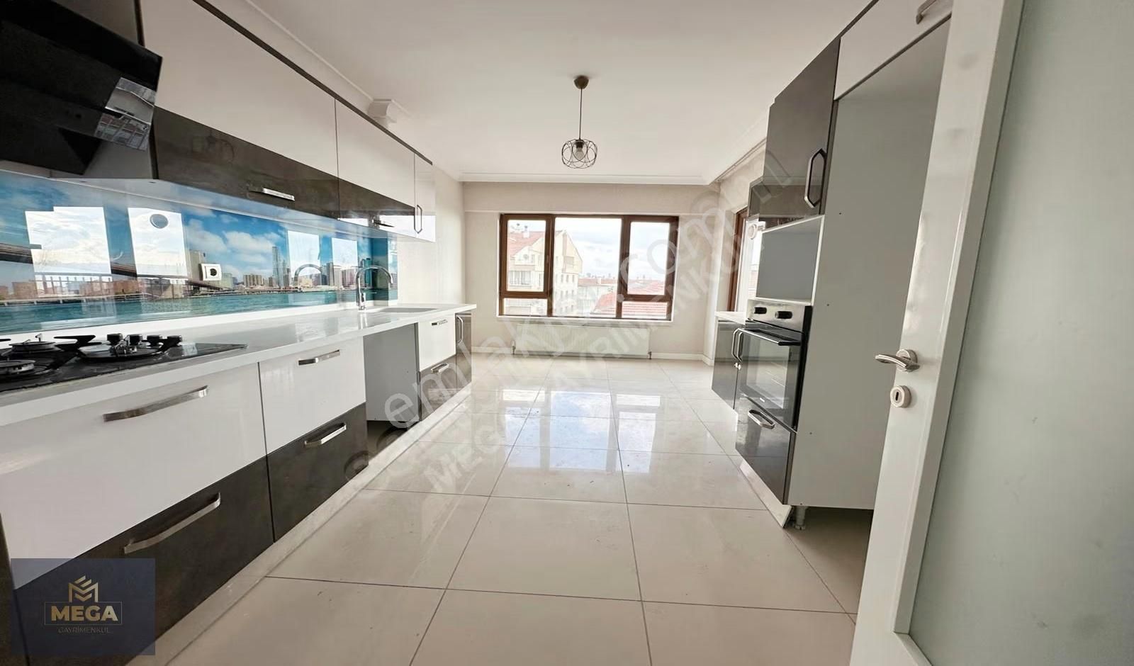 Muhteşem Büyüklükte Site İçinde Lüks Yapılı Ank.manzaralı