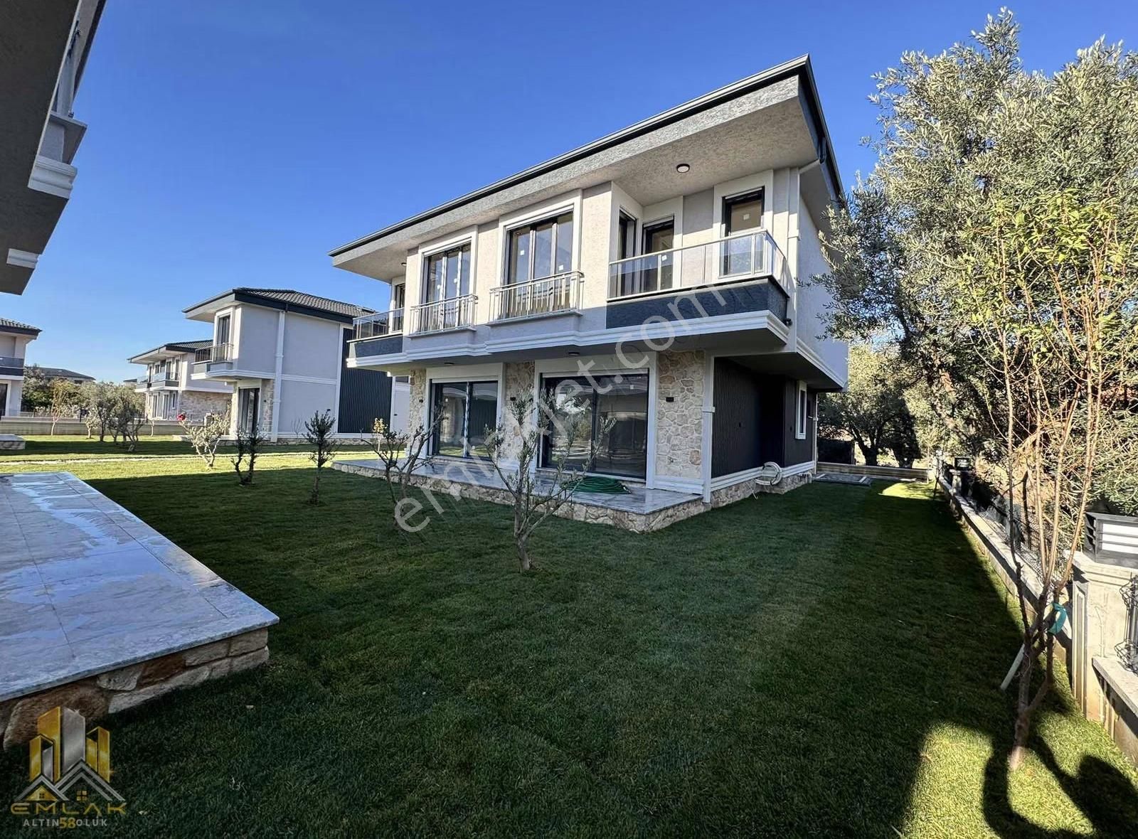 Emlak-58'den Küçükkuyu Merkezde Denize Yakın Sıfır 3+1 Villalar